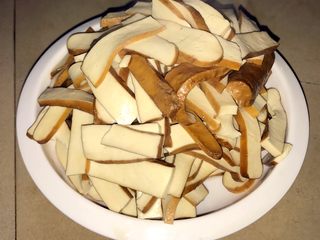 3、香辣豆干,煮好的豆干稍微晾干一下。