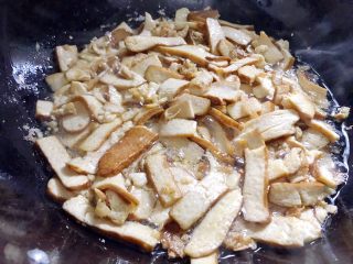 4、香辣豆干,下油炸。喜欢焦的可以多炸几分钟。炸豆干的时候尽量不要用力翻炒，会烂的，可以用漏勺稍微推推，注意不要粘锅了。