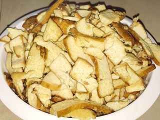 5、香辣豆干,炸好的豆干放一旁待用。