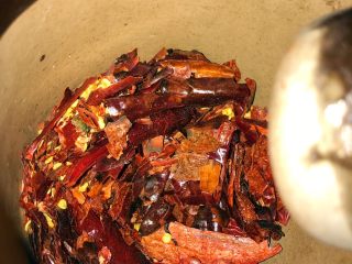 6、香辣豆干,辣椒面我是自己做的。干辣椒炒好，盅碎。