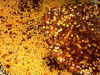 9、香辣豆干,辣椒芝麻炒香之后，放入调味料。在熬制几分钟。注意糊锅。