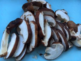 3、蚝油香菇,沥干水分切片