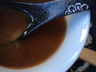 11、蚝油香菇,淋入酱料