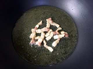 11、川香水煮鱼,放入五花肉煸炒至如图所示。
