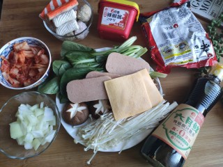 1、部队火锅,准备食材