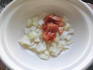 9、部队火锅,加入洋葱和辣白菜