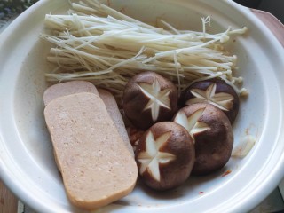 11、部队火锅,加入金针菇,香菇,午餐肉