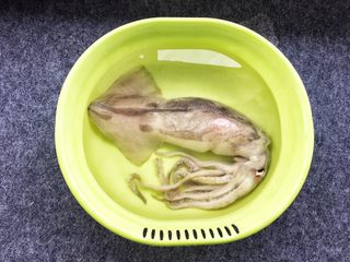 1、酱爆鱿鱼花,冰冻鱿鱼1只，没有处理之前大概600克，买回来放水里泡半小时等冰化后再处理。