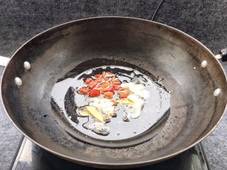 13、酱爆鱿鱼花,锅中倒入适量猪油，放入大蒜、姜，泡椒，花椒爆香。为什么要放猪油呢！用猪油炒鱿鱼更香，不相信你可以试试哦！