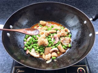 19、酱爆鱿鱼花,加入味精翻炒均匀即可！