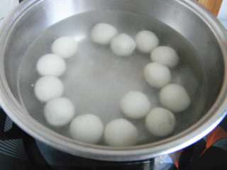 2、黑芝麻汤圆,烧水，水烧开，放入包好的汤圆，看到汤圆浮起，在小火煮2分钟即可