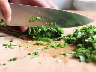 1、粉蒸韭菜包鸡蛋,韭菜洗净切碎