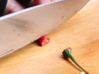 2、粉蒸韭菜包鸡蛋,小米辣洗净切碎。