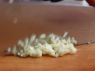 3、粉蒸韭菜包鸡蛋,蒜剁成蓉，姜切碎末。