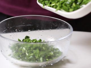 4、粉蒸韭菜包鸡蛋,切好的韭菜放入大碗中。