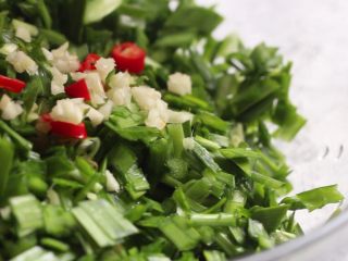 5、粉蒸韭菜包鸡蛋,韭菜中加入小米辣、蒜蓉、姜末。