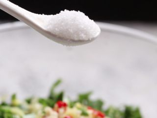 6、粉蒸韭菜包鸡蛋,撒入盐。