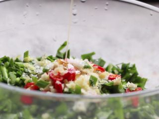 7、粉蒸韭菜包鸡蛋,加入芝麻香油。