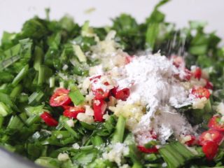 8、粉蒸韭菜包鸡蛋,放入糯米粉后充分拌匀。