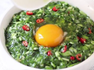 11、粉蒸韭菜包鸡蛋,浅洞中打入一个鸡蛋。
