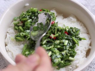 9、粉蒸韭菜包鸡蛋,碗底先铺好一层剩米饭，然后铺上拌好的韭菜。