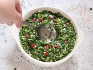 10、粉蒸韭菜包鸡蛋,在中间挖一浅洞，不要露出米饭。