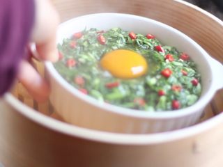 12、粉蒸韭菜包鸡蛋,大火将蒸锅水煮开，将碗移入锅中。