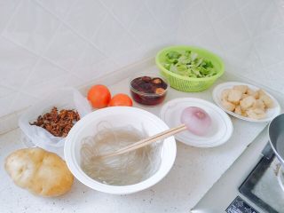 1、秋冬大锅菜,主食材如图,还有肉,我做的分量比较大。