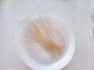 3、秋冬大锅菜,红薯粉条用热水泡软,直至无硬心。天冷用热水泡,容易泡不软,要么盖上盖子,要么锅里烧热水焯水,软了再捞起来过凉水待用。