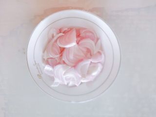 7、秋冬大锅菜,洋葱切丝。