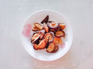 9、秋冬大锅菜,香菇泡发后,洗净对半切。