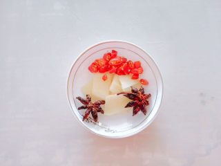 10、秋冬大锅菜,生姜切片,朝天椒切小段,和八角放一起待用。