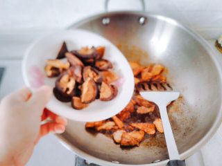 14、秋冬大锅菜,转大火,下香菇,翻炒几下。