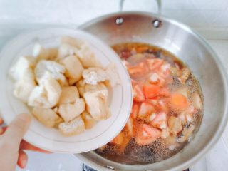 20、秋冬大锅菜,加豆泡,除了生菜和小葱,其他的食材都放进去,加点胡椒粉,搅动,如果水少了,再加点,水应当没过食材,盖上锅盖,等水烧开。水开后,转小火再煮七八分钟。