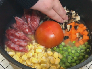 9、网红米饭,摆放好食材后 用手按平整点