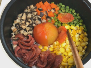 11、网红米饭,煮好 番茄皮轻轻一撕就下来了