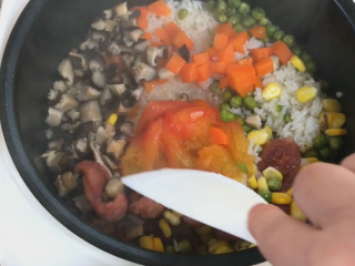 12、网红米饭,然后就拌匀米饭 把番茄碾碎