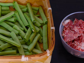 2、干煸四季豆,将肥瘦相间的猪肉剁成末，姜蒜切末，干辣椒切成段