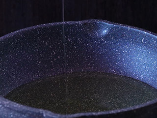 3、干煸四季豆,炒锅中放入适量食用油，加热至六成热