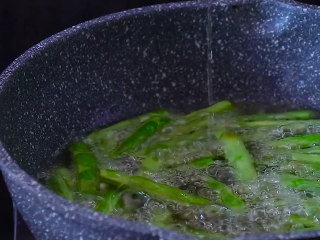 5、干煸四季豆,四季豆炸至表皮微微出现虎皮，表皮起皱即可