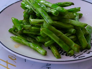 6、干煸四季豆,捞出装盘备用