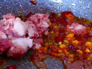 9、干煸四季豆,接着放入多好的肉末，肉末尽量选择这种三分肥七分瘦的前腿肉，口感会更佳哦