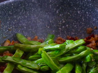 11、干煸四季豆,放入炸过的四季豆，翻炒均匀