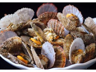 1、扇贝海鲜杂蔬羹,扇贝先洗净后、放入锅中大火烧开