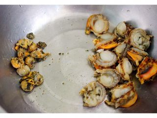 2、扇贝海鲜杂蔬羹,把扇贝肉后边那个黑色的肚子去掉、因为那是扇贝打的五脏、太脏了、必须去掉