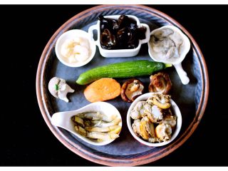 4、扇贝海鲜杂蔬羹,把所有的材料是洗净备齐、蛏子也是洗净煮熟、扒出肉来备用、虾仁洗净后去虾线后备用、牡蛎我是买的去壳的牡蛎肉