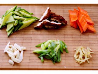 5、扇贝海鲜杂蔬羹,葱姜蒜切丝、黄瓜和胡萝卜、花菇切片……