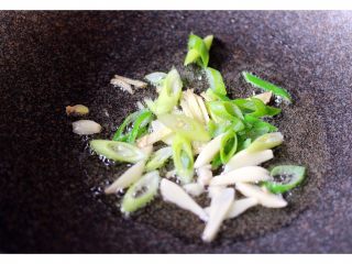 6、扇贝海鲜杂蔬羹,热锅凉油放入葱姜蒜丝爆出香味……