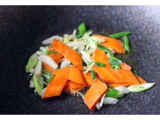 7、扇贝海鲜杂蔬羹,加入胡萝卜片慢火煸炒、这样的胡萝卜素才能彻底释放出来……