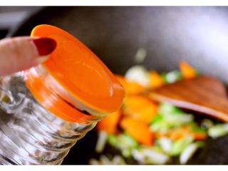 9、扇贝海鲜杂蔬羹,加入生抽